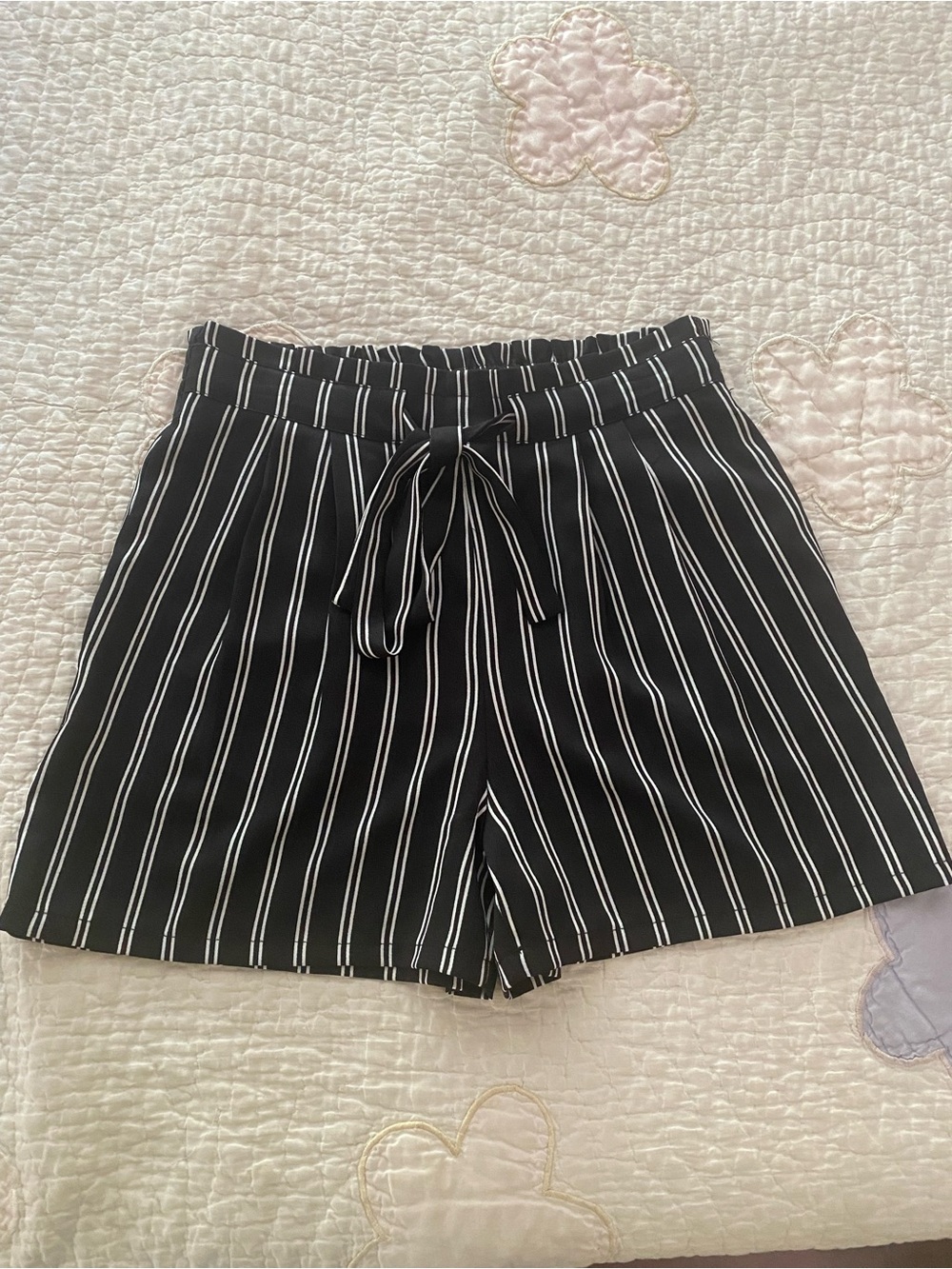 DR2 Womens Shorts Size S Pleated Black White Pull On Expandable Waist Pockets